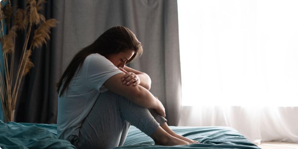 Ženska v tišini – simbol čustvenega ujetništva v toksičnem odnosu.